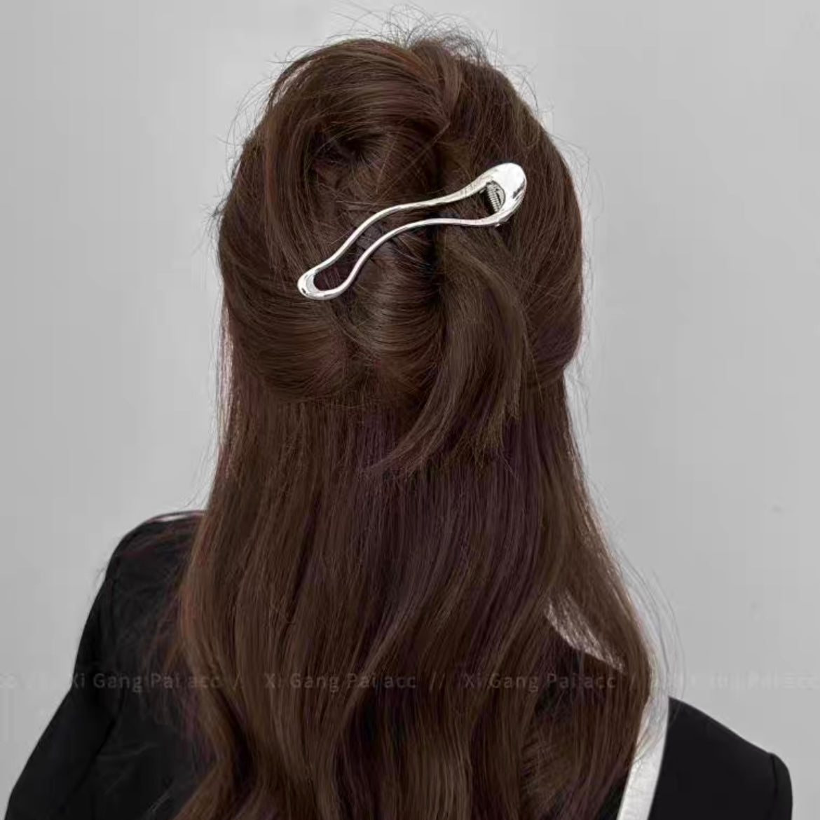 Executive Chic-Updo Hair Clip with Minimalist Metallic Style